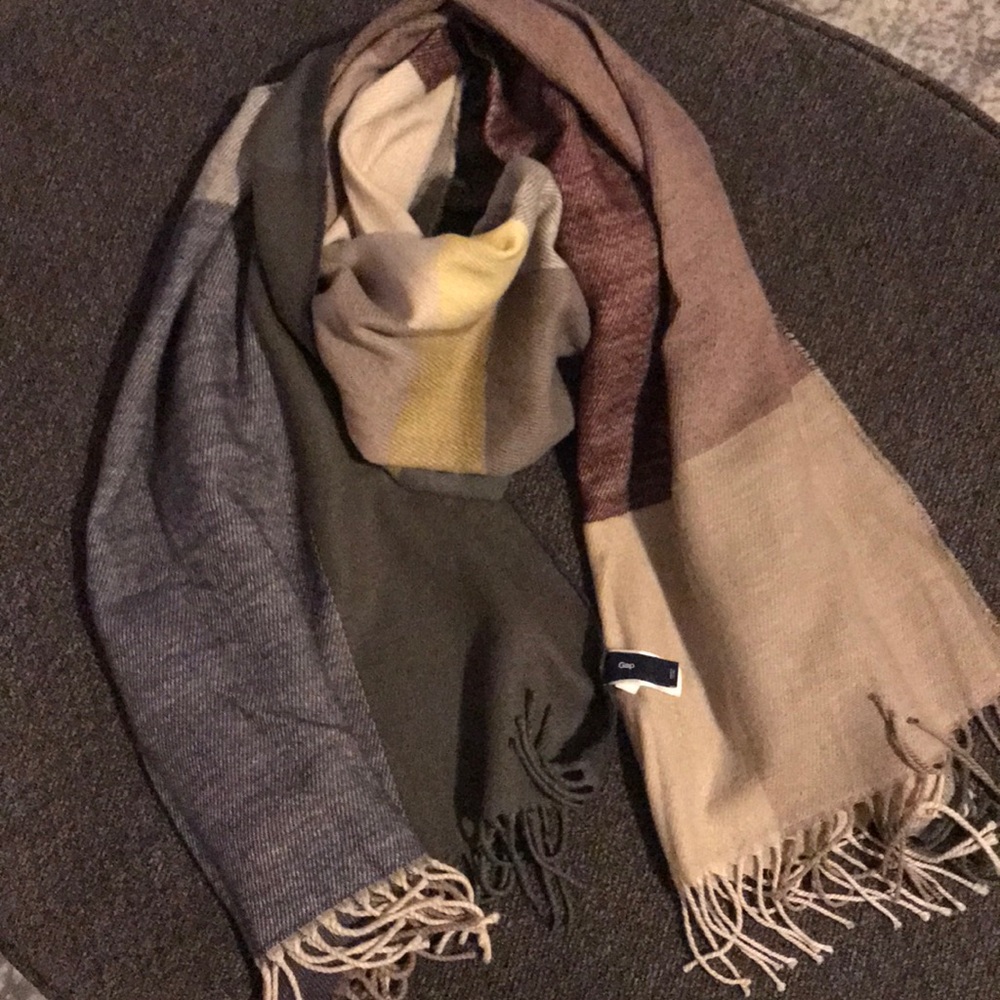 Used gap fleece scarf